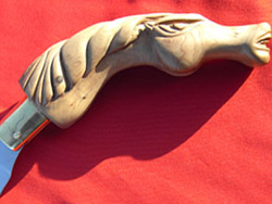 Scultura raffigurante testa di cavallo scolpita su manico in legno di ginepro