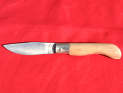 Coltello con manico in ciliegio