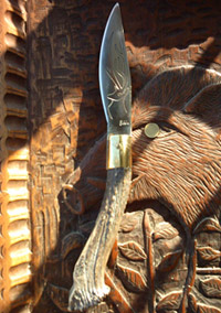 Coltello con manico in corno di cerco sardo, lama aisi 440c incisa, realizzato a mano