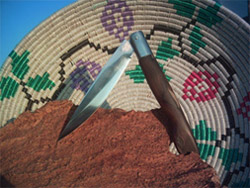 Coltello con manico in legno di ginestra