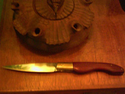 Coltello con manico in legno rosso