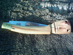 Coltello con scultura nel manico