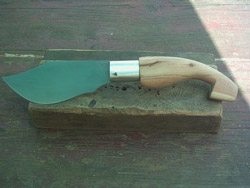 Coltello con scultura nel manico