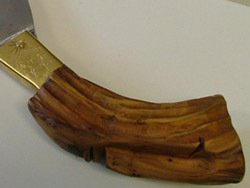 Dettaglio scultura sul manico